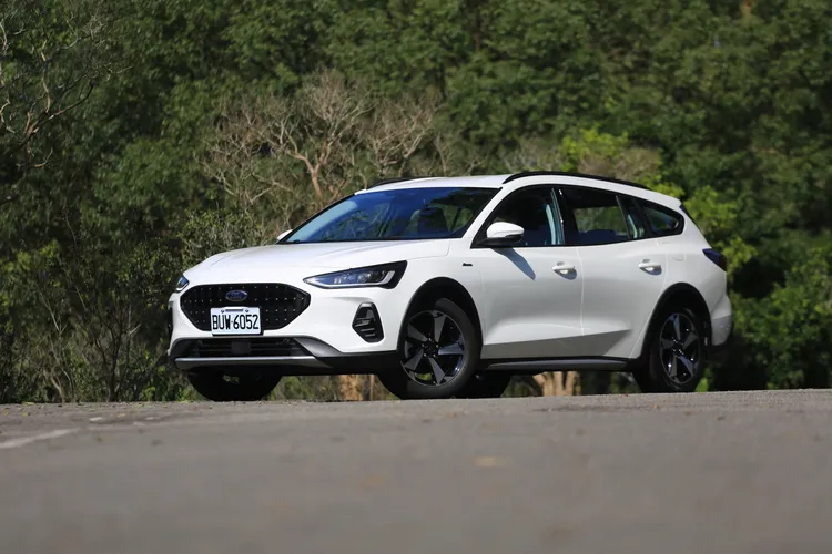 Focus Active Wagon在我們熟知的旅行車格之中，最主要是透過加大到163mm的底盤離地高，以及全車黑色防刮飾板，打造出更具戶外風情的視覺感受。林浩昇攝