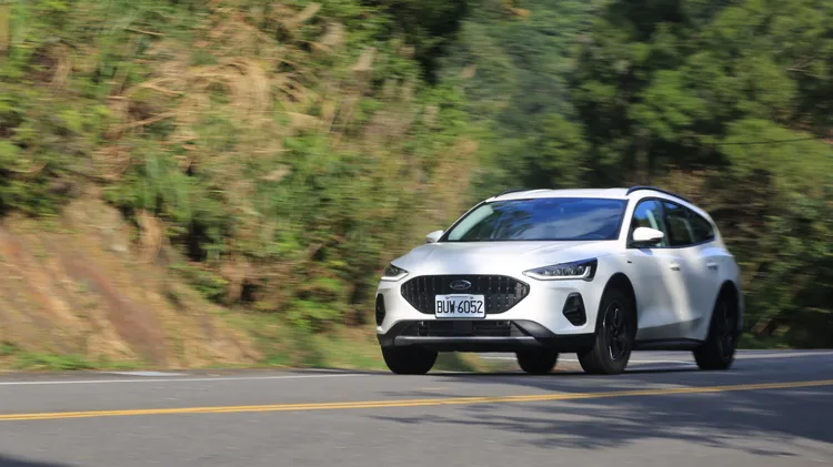 Ford Focus Active Wagon X在17吋圈胎的條件下，面對不平路面的濾震能力更為優異，較SUV稍低的重心，乘客在彎道受到的慣性影響也因此降到最低。林浩昇攝