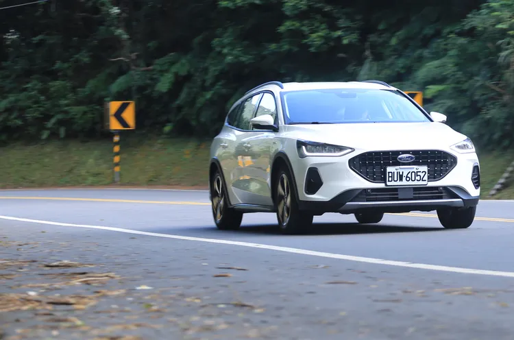 Ford Focus Active Wagon稍微加高後的底盤，除了能大部分保有操控靈活之外，對於路面坑洞吸震容許度更高。林浩昇攝