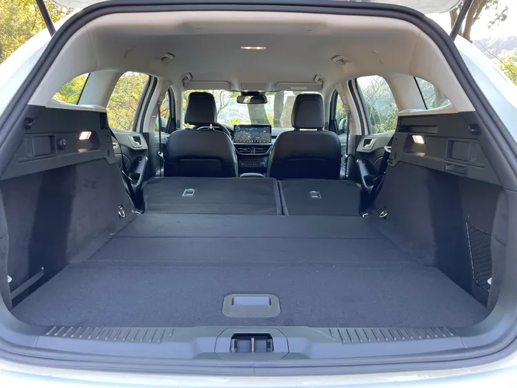 透過一鍵傾倒拉柄將座椅攤平之後，可將後廂空間擴增至1653公升，展現出驚人的大肚量。林浩昇攝