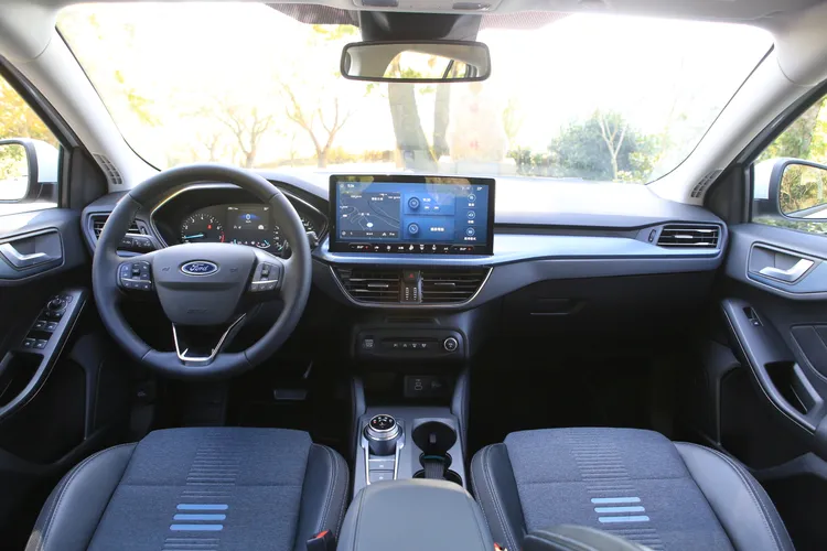 Focus Active Wagon車艙源自於小改款Focus車系熟悉的數位化車艙介面，全車系標準配備的13.2吋懸浮式中控螢幕成為主視覺。林浩昇攝