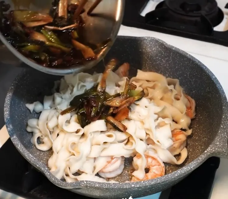 蔥油蝦拌麵食材(1人份)：油4大匙、蔥白30克、蔥綠30克、蝦米1大匙、醬油2大匙、
蠔油1大匙、糖1茶匙、蝦仁7隻、麵條300克。IG @woodywoody315 提供