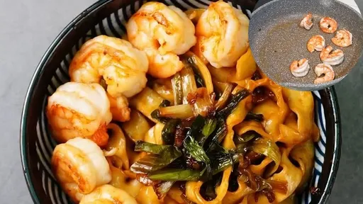 簡單上手「蔥油蝦拌麵」！煎鍋滋滋作響　光看就餓了