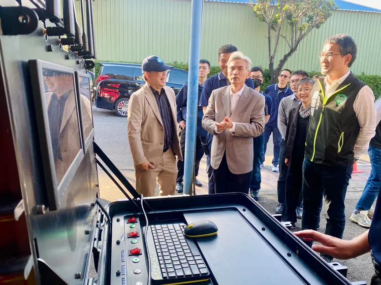 薛富盛(中)參訪相關設備，慰勞同仁辛苦。王志弘攝