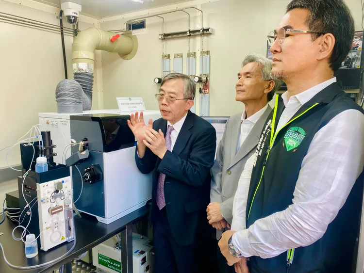 國環院代理院長張順欽介紹相關配備，可為環境部提供更精準的空汙防制策略。王志弘攝