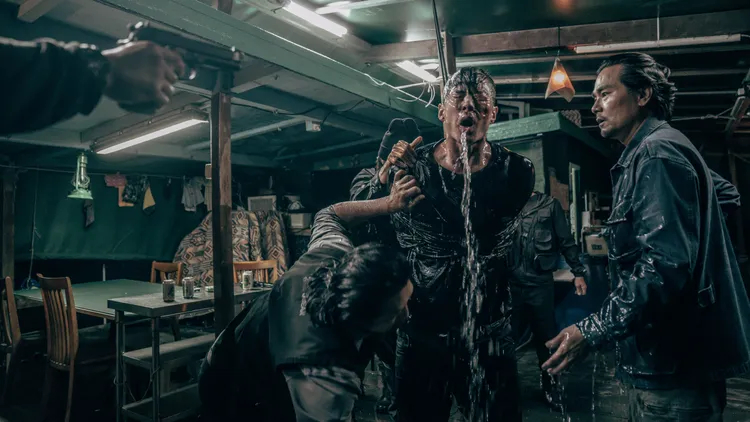 朱鑑然慘遭林家棟（右）用水刑逼供。華映提供