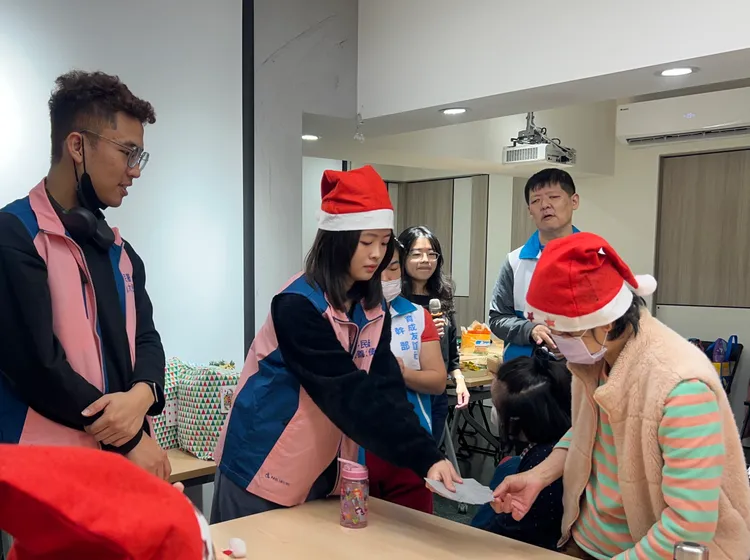 謝佳蓁（中）擔任移民署親善大使。翻攝畫面