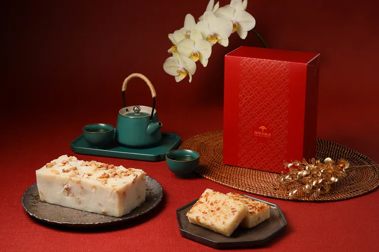 福容大飯店貼心為回娘家的女兒們準備年節伴手禮，有港式臘味蘿蔔糕及懷舊家鄉芋頭糕。業者提供