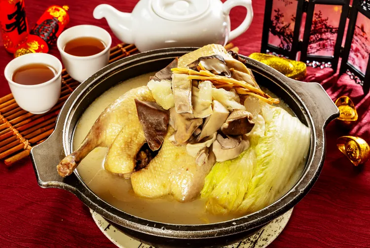 福容桃園店「古傳老鴨煲」承襲正統江浙菜烹調手法，湯底味濃而不膩，鴨肉綿密軟嫩，讓饕客們口口生香。業者提供