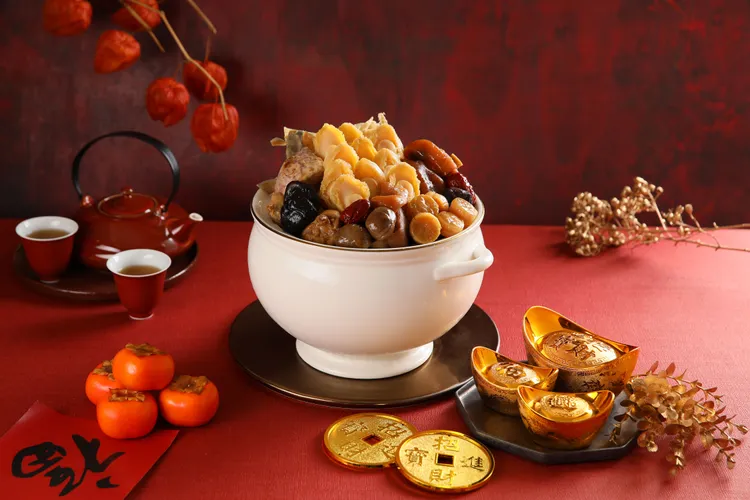 福容台北一館「一品鮑魚干貝佛跳牆」口感香濃醇厚，食材入口即化，為冬季滋補養氣聖。業者提供