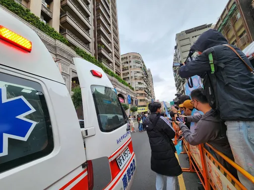 直擊「柯盈配」為立委站台！攝影記者突倒地　議員CPR急救送醫