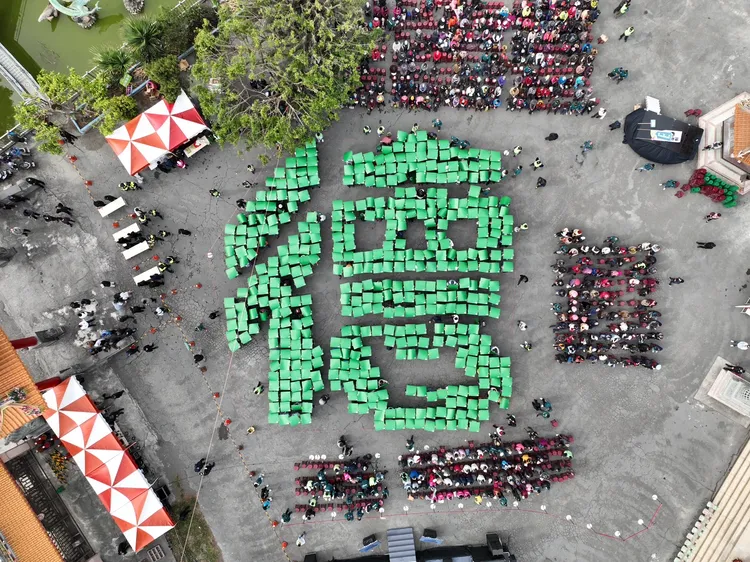 彰化鄉親拼出德字樣。賴辦提供