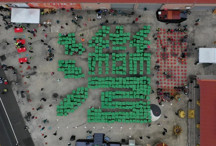 新竹鄉親用紙板排出灣字。賴辦提供