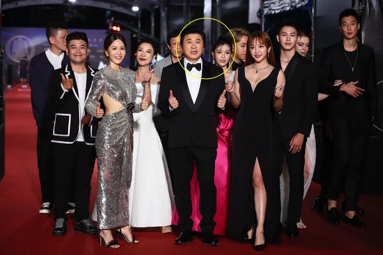 胡瓜率《最強綜藝秀》團隊走紅毯，熊霓（黃圈處）隱身在他後面。