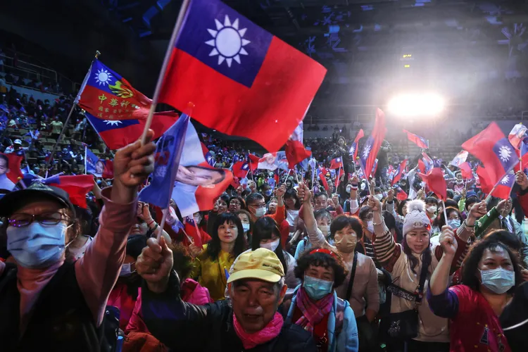 侯友宜回防本命區新北萬人造勢高喊「台灣要侯」。林林攝