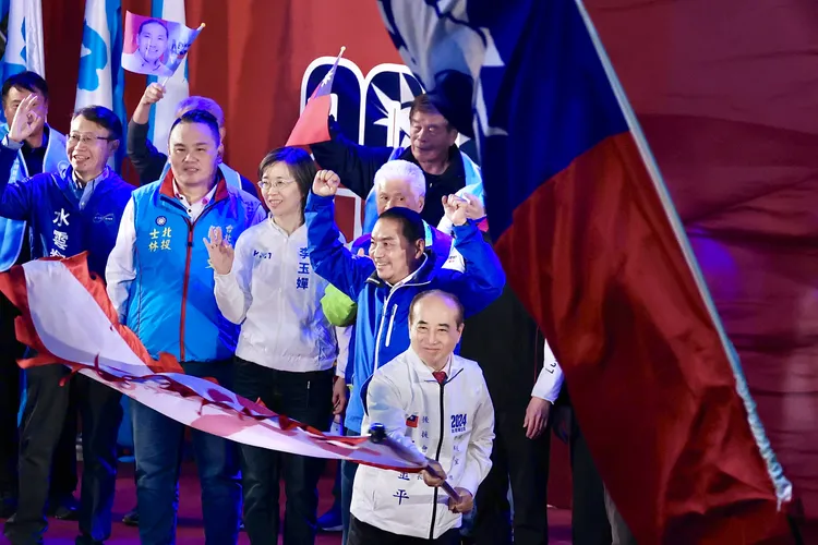 全國後援會總會長王金平接下大旗。林林攝