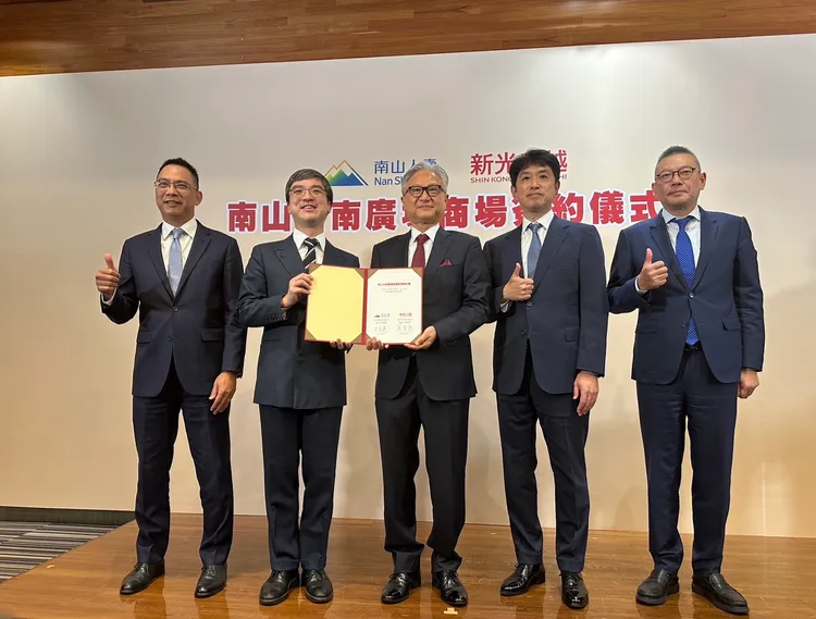 (左起)南山人壽總經理范文偉、南山人壽董事長尹崇堯、新光三越董事長吳東昇。經發局提供