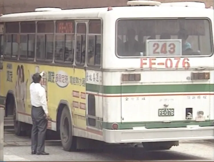  1998年公車狹持事件中，時任刑事局副局長侯友宜與嫌犯溝通。侯辦提供