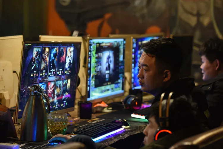 中國安徽阜陽一間網遊咖中，民眾打網路遊戲。美聯社