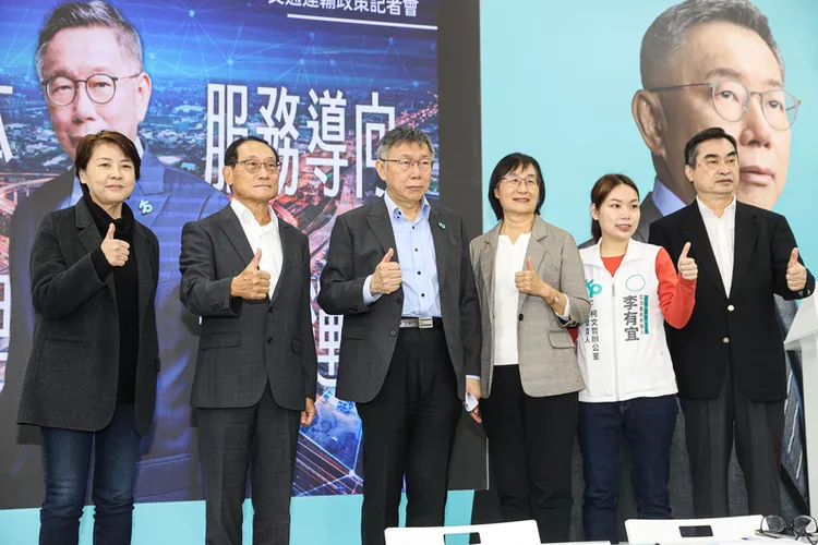 民眾黨總統參選人柯文哲（左3）12日在競選總部舉行交通運輸政策記者會，前台北市交通局長陳學台（左2）、鍾慧諭（右3）與柯文哲競選總幹事黃珊珊（左）、民眾黨立委參選人李有宜（右2）、前台北市副市長鄧家基（右）等人出席，在台前比讚合影。
中央社