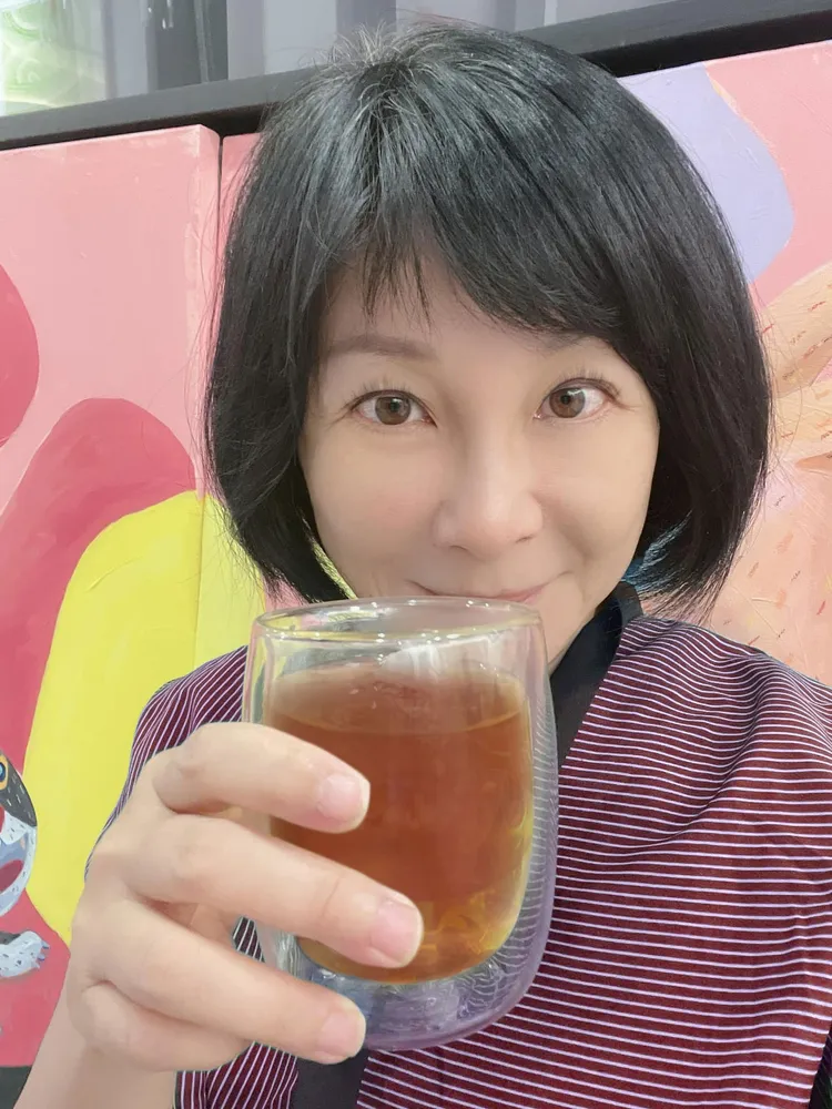 知名作家吳淡如認為「周海媚活得挺豁達」，發文向這位美麗的倚天屠龍記女主角致敬！翻攝吳淡如臉書