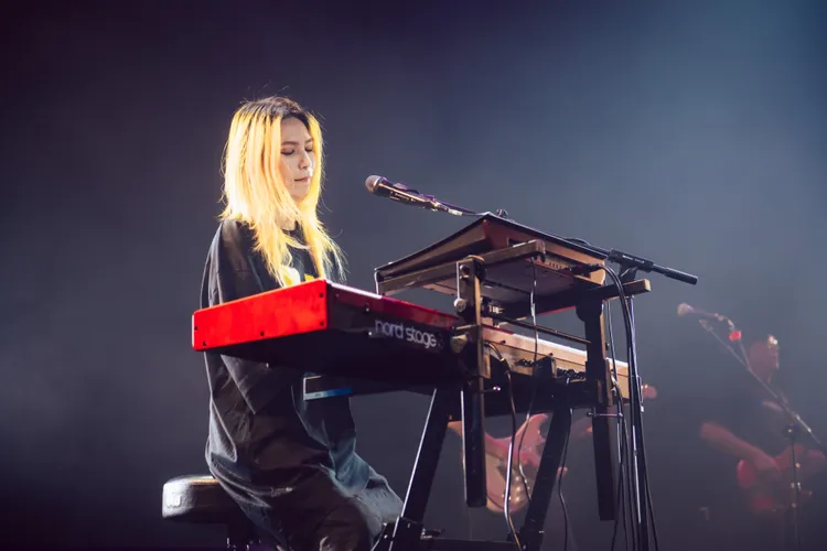 Tizzy Bac的歌曲直擊歌迷心臟。相信音樂提供