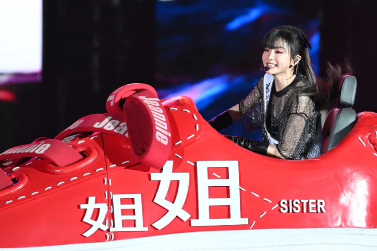 姐姐謝金燕開著鞋子車進場。市府提供