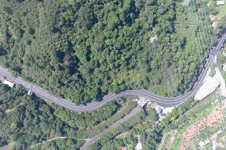 該路段被車友稱為「彎中彎」，日前才由公路局進行線形改善，沒想到仍難阻止事故發生。公路局提供