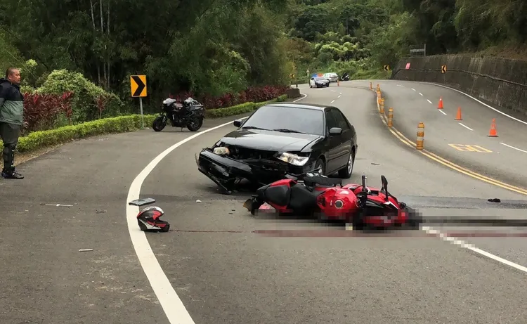 曾姓重機騎士疑過彎時車速過快不慎滑向對向車道，撞車身亡。民眾提供