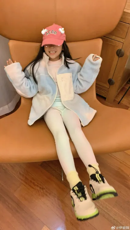 伊能靜經歷高齡求子後，終於如願得女米粒，米粒今年已經7歲。翻攝伊能靜微博