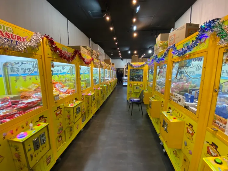 親子樂園的盡頭暗藏賭博機台小房間。翻攝畫面