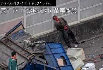 車禍現場一名男子「血淋淋癱路肩」。翻攝臉書「警廣即時報 路況報導 事故追蹤」