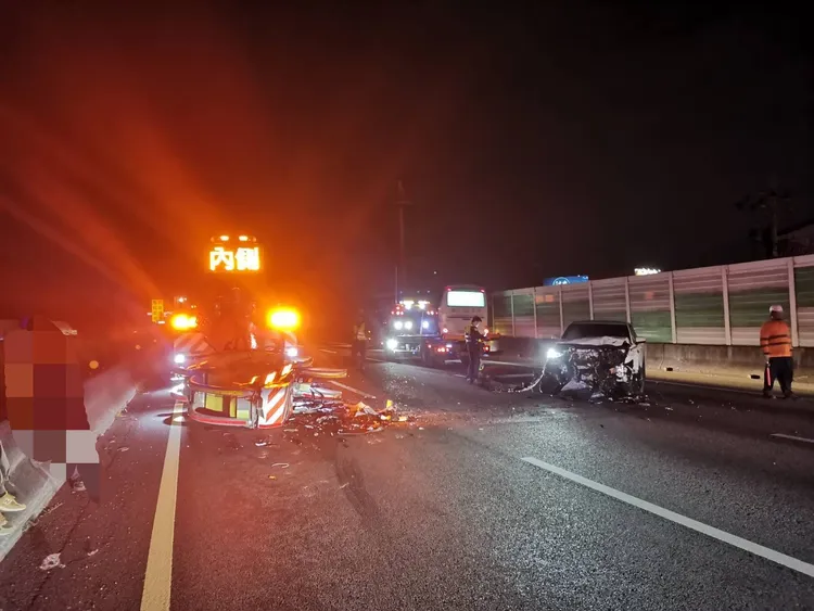 警方封閉3個車道處理。民眾提供