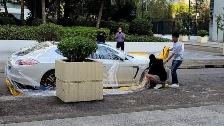 車主在為保護罩洩氣移車時，保全在旁拍攝監控情況。翻攝自「車cam L（香港群組）」臉書