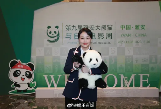 周海媚生前最後亮相照片曝光　手抱大貓熊嬌笑留唏噓