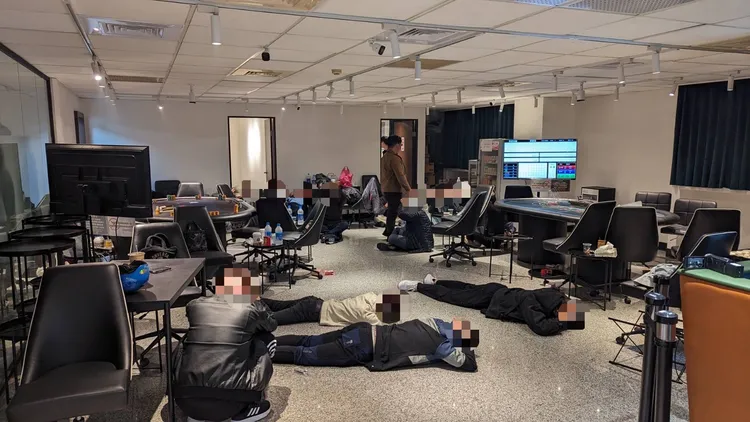 警方喝令現場人員趴下。翻攝畫面