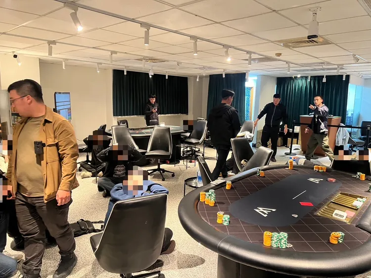 警方於現場搜索。翻攝畫面