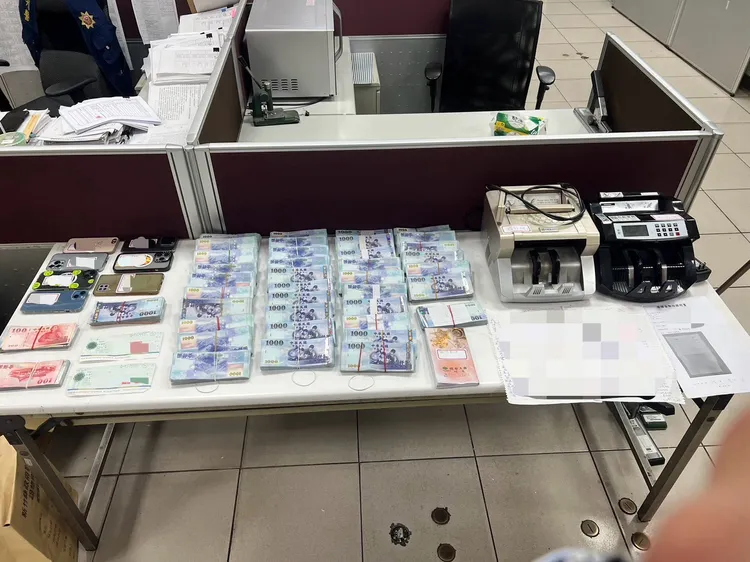 警方查扣現金。竹北警分局提供