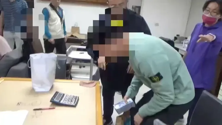 嫌犯一度想把現金藏起來被揪出。竹北警分局提供