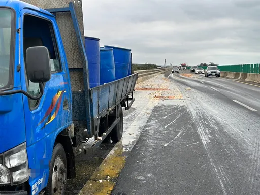 台61新屋段餿水和逾期蛋洩一地 大貨車追撞小貨車釀禍