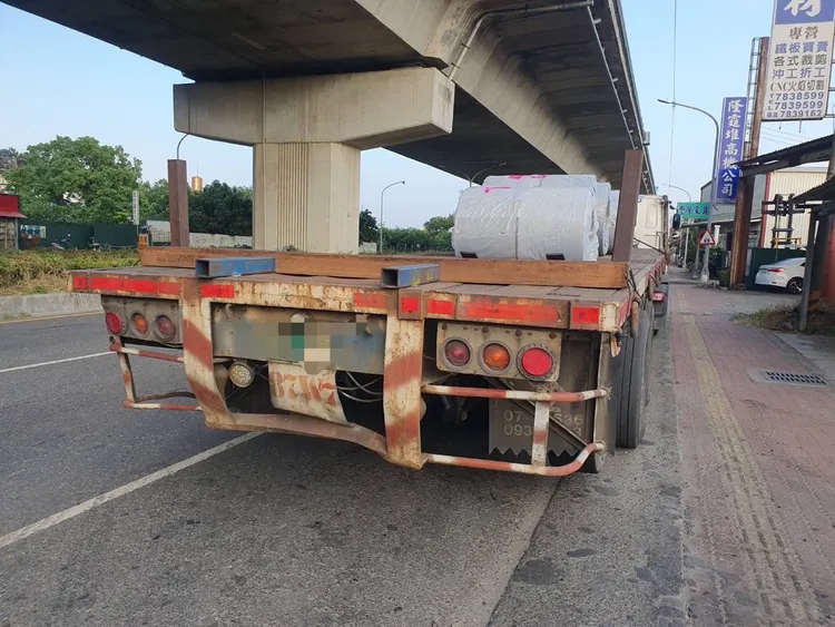 肇事拖板車。讀者提供