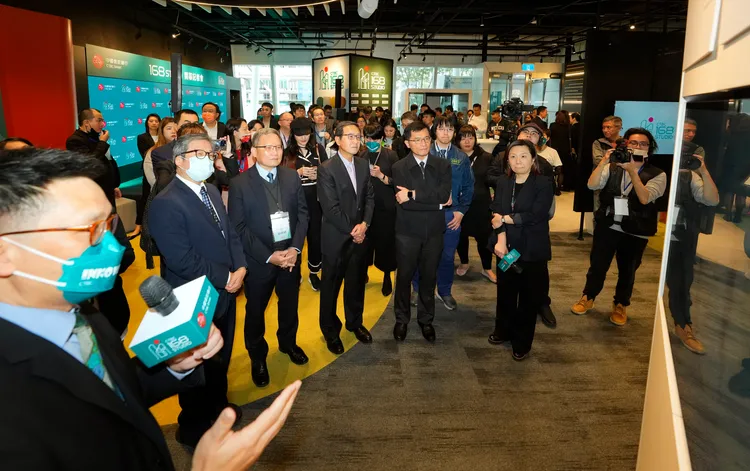 「CTBC 168 Studio」正式開幕，聚焦科技、創新、永續概念，現場展示多項創新金融科技。中信金提供