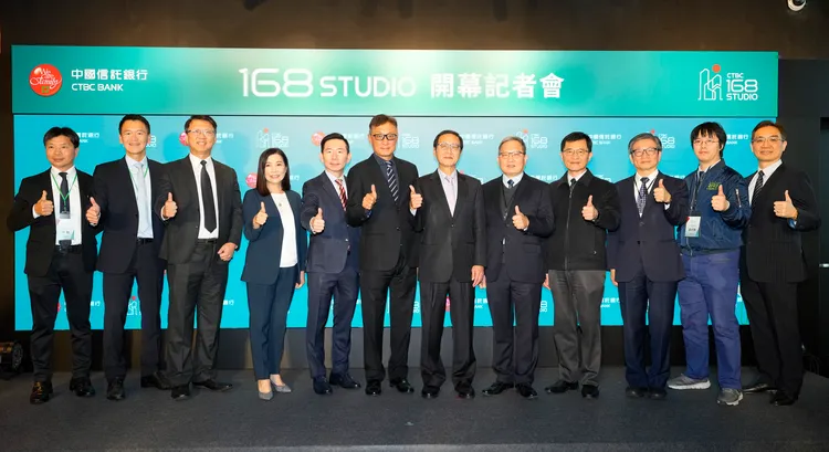 台灣金融服務業聯合總會理事長蘇建榮（右五）與秘書長吳當傑（右三）、經濟部中小及新創企業署署長何晉滄（右四）、北市政府資訊局局長趙式隆（右二），和中信金總經理陳佳文（右六）、行政長高人傑（左六）、科技長賈景光（左三），與中信銀總經理楊銘祥（左五）、個人金融執行長楊淑惠（左四）共同出席「CTBC 168 Studio」開幕活動。中信金提供