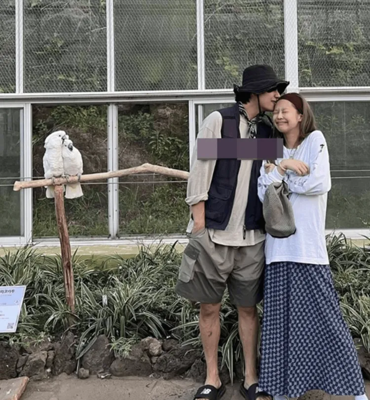 V（左）被駭客外流親吻Jennie額頭親密照。翻攝推特