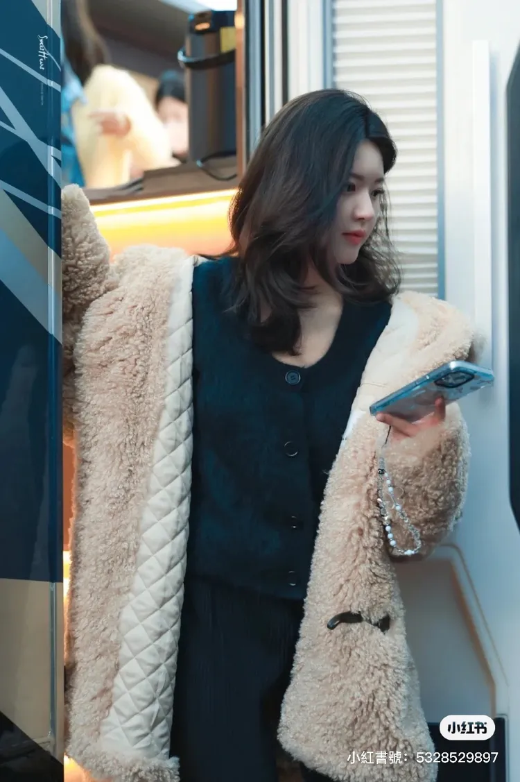 趙露思換上Isabel Marant人造羊毛皮連帽外套。翻攝ISABEL MARANT小紅書