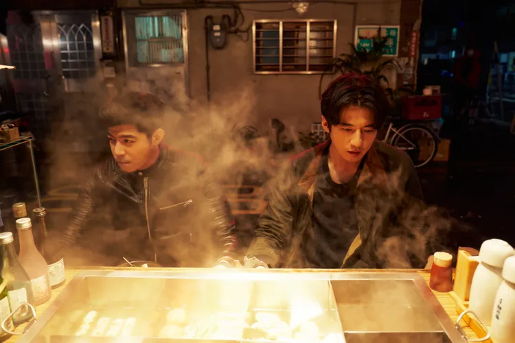 王柏傑（左）飾演的殺手黎子東身分曝光，傅孟柏飾演的警察朱坡終究要面對「好飯友變敵人」的場面。發起日影視提供