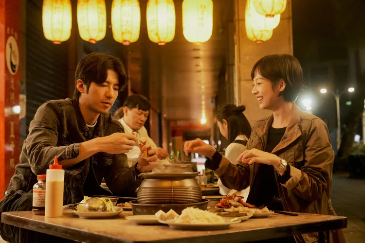 傅孟柏（左）帶簡嫚書品嚐紅蟳薑母鴨，兩人藉由嗑美食忘卻悲傷。發起日影視提供