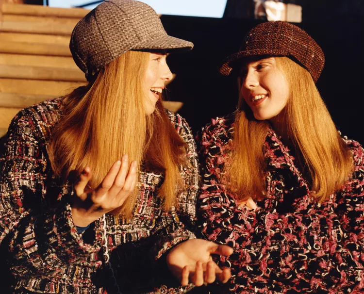 香奈兒2023/24 Métiers d’art工坊系列大秀，以「斜紋軟呢」作為創作主角。品牌提供