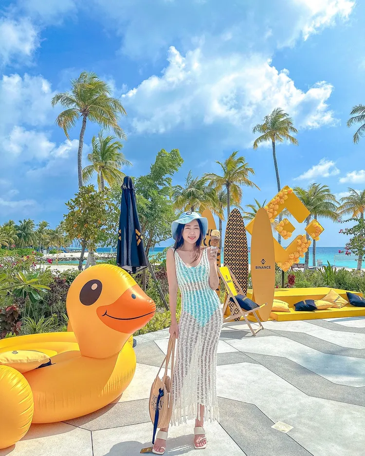 女星ㄚ頭近日到馬爾地夫進修參加5天的「加密貨幣」學習營。翻攝詹子晴（ㄚ頭）臉書