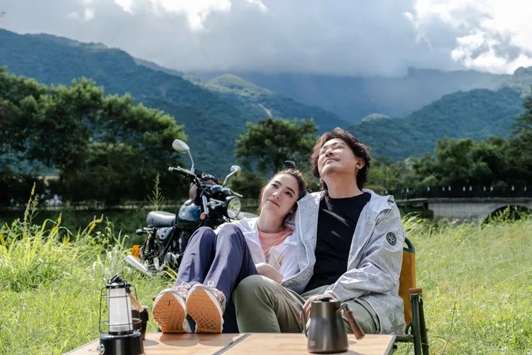 王識賢（右）劇中回憶與已故女友謝沛恩的交往甜蜜。東森提供